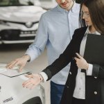 Koniec z benzyną? Sprawdź, kogo obejmie zakaz sprzedaży aut spalinowych i jak się na to przygotować