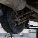 Stuki w zawieszeniu? Oto jak samodzielnie ocenić kondycję sworzni wahacza – krótki przewodnik kierowcy