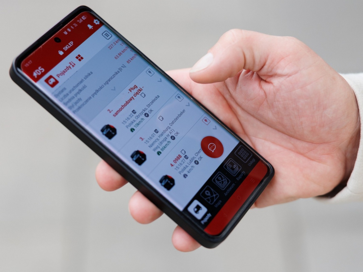 Pułapka „darmowej” aplikacji: Dlaczego Twój smartfon może Cię kosztować tysiące złotych na autostradzie?