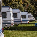 Kamper czy przyczepa? Praktyczny przewodnik po różnicach, kosztach i stylu podróżowania