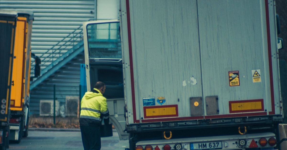 Zanim wyruszysz w drogę: licencja transportowa – dla kogo, kiedy i jak ją zdobyć