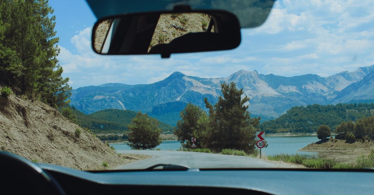 Roadtrip bez stresu: co spakować do auta, by niczego nie zabrakło