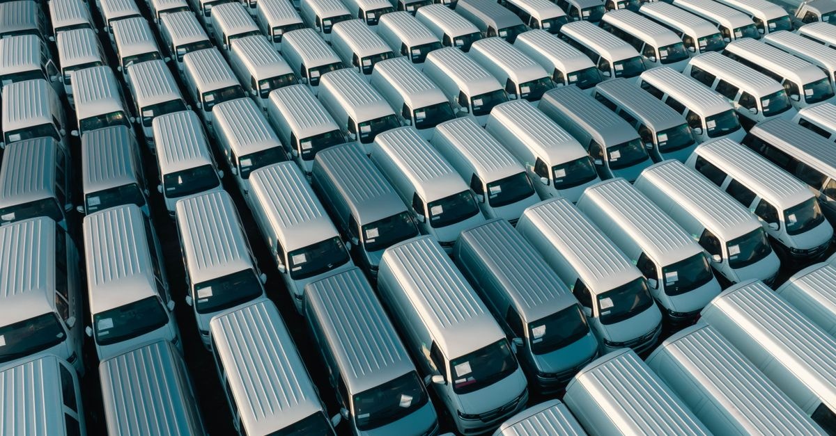 Od busa do biznesu: plan startu dochodowej firmy przewozowej